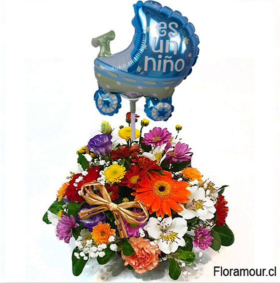 Arreglo de flores coloridas variadas con globo figurativo